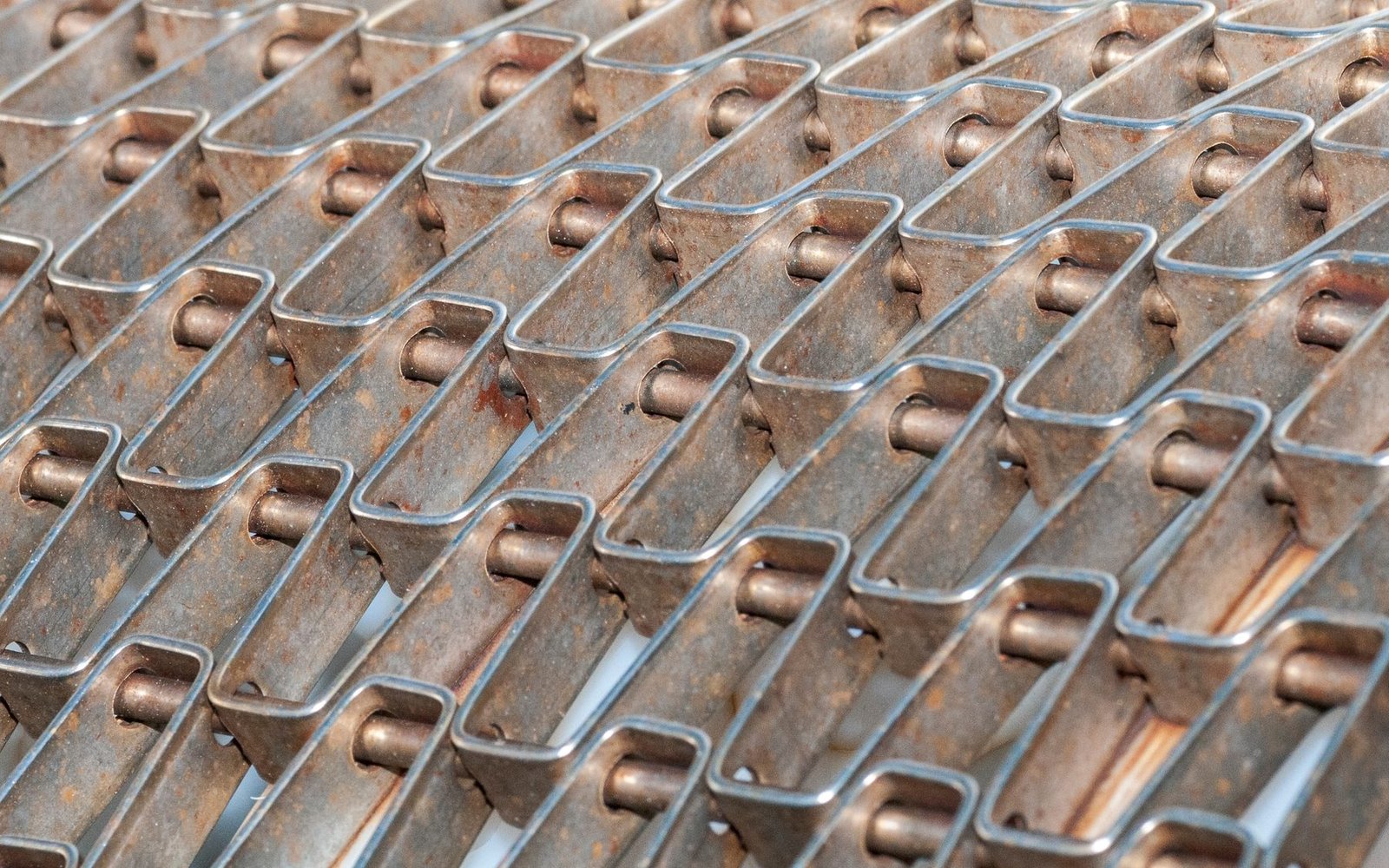 Chain-driven honeycomb mesh conveyor belt
